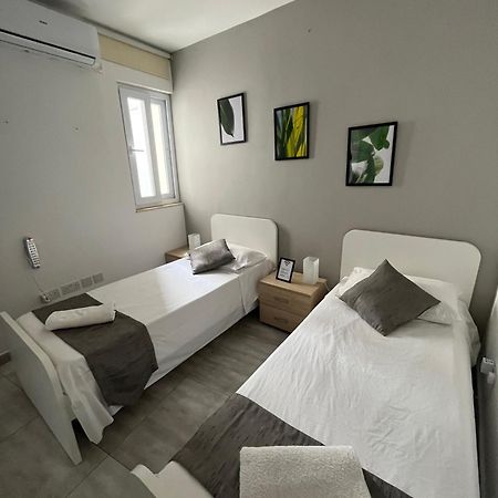 F3 Room 2, Private Room Two Single Beds Shared Bathroom Msida Kültér fotó
